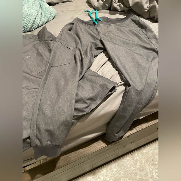 Gray Figs Scrubs Jogger pants and matching top never worn - Picture 3 of 4
